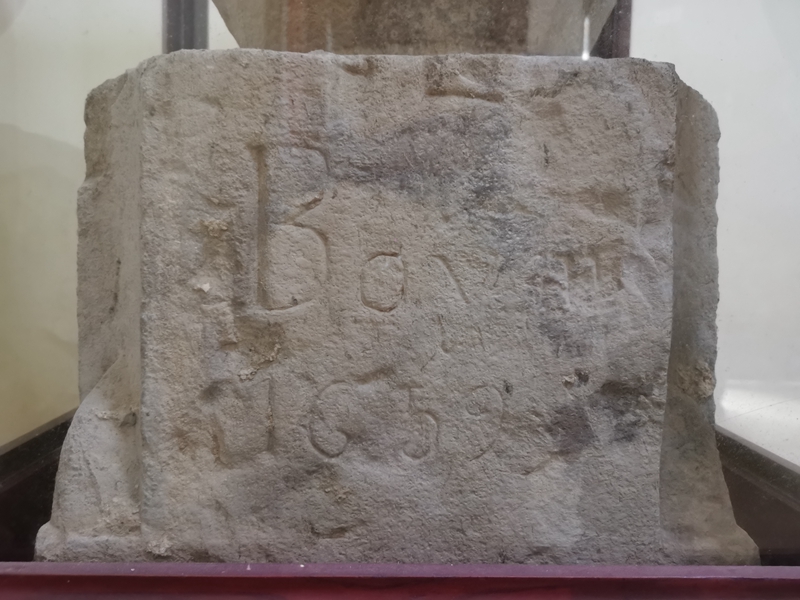 石花瓶基座上的“Boym 1659”摄影/苗子兮