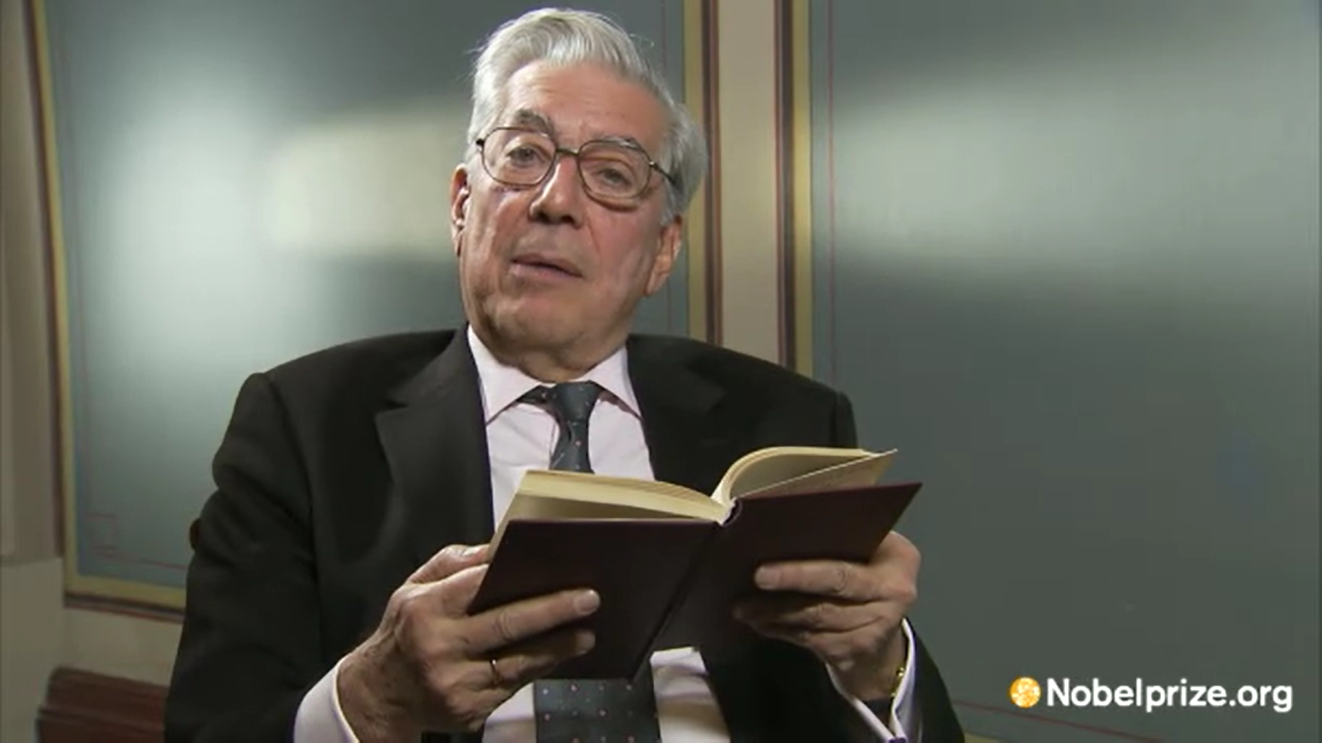 略萨在朗读自己的作品    诺贝尔奖官网截图